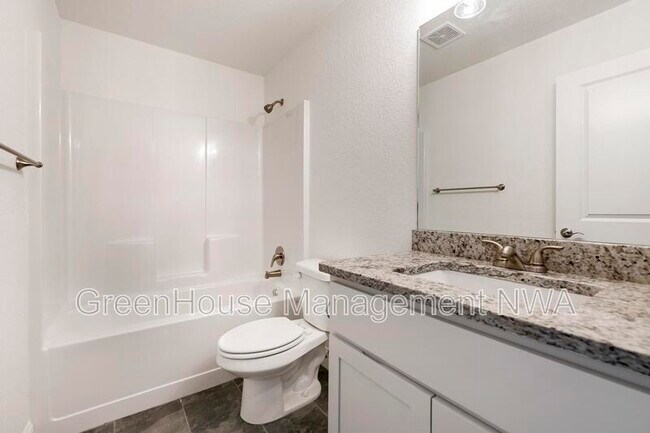 Building Photo - 710 W Jillian St