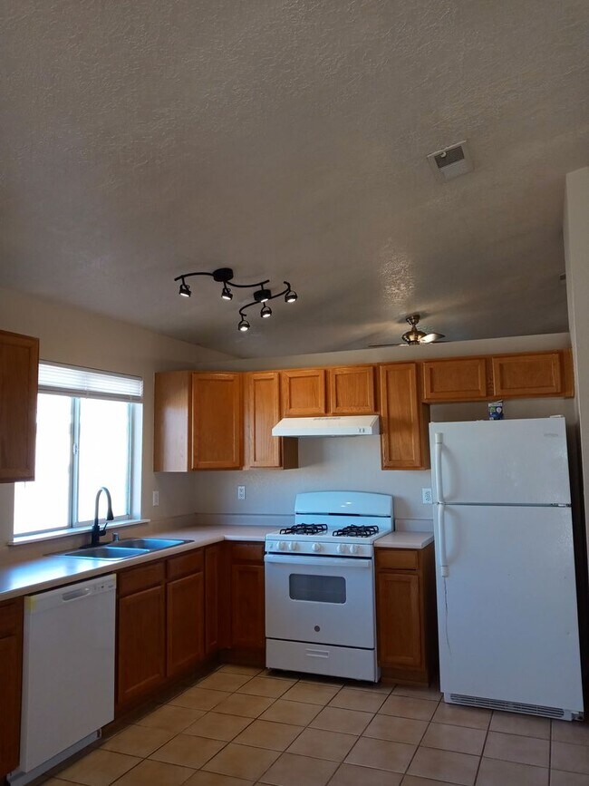 Building Photo - Affordable Ventana Cutie!!