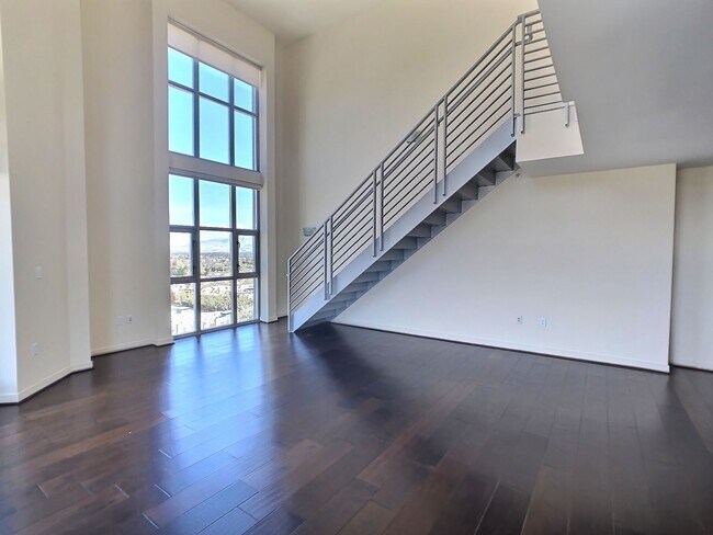 Building Photo - Fantastic 2 Bed/2Bath Penthouse with Panor...