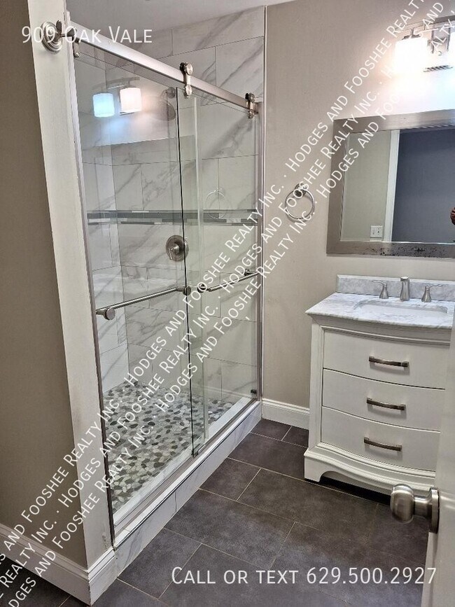 Building Photo - 909 Oak Vale Dr