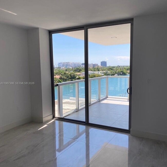 Building Photo - 9521 E Bay Harbor Dr