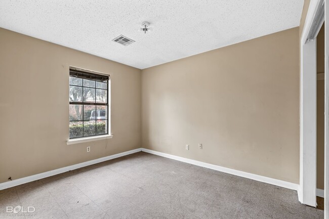 Building Photo - Check Out this 2 bed 2 bath!!