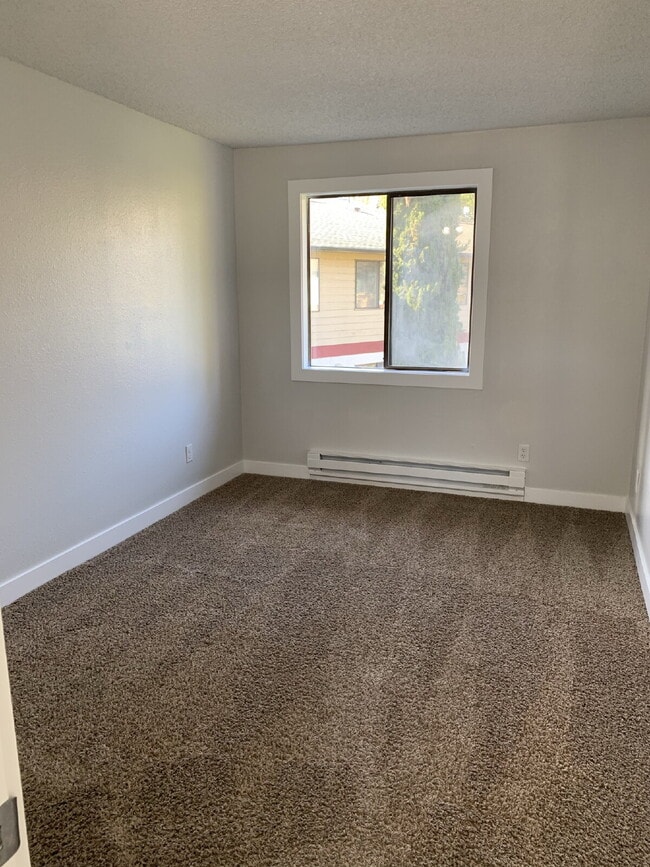 Building Photo - Townhome Available for Move-In!