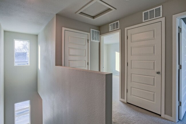 Building Photo - Beautiful Townhome For Lease