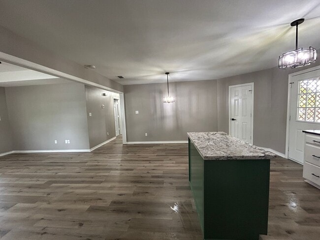 Building Photo - Lakeside Dream Home: Fully Remodeled 4BD/2BA Near Loop 323