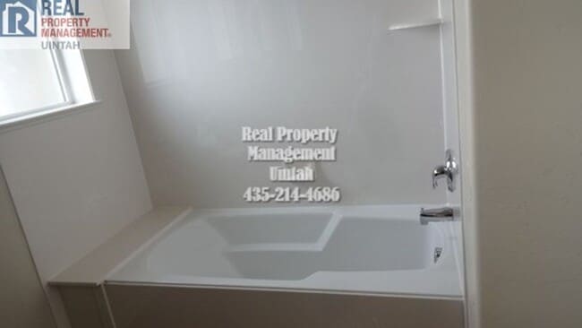 Building Photo - 3 bed 2.5 bath townhome in Fox Run. MOVE IN SPECIAL $400 OFF YOUR FIRST MONTH'S RENT WHEN YOU SIG...