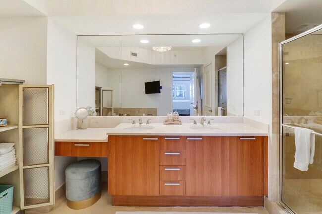 Building Photo - 2640 Lake Shore Dr