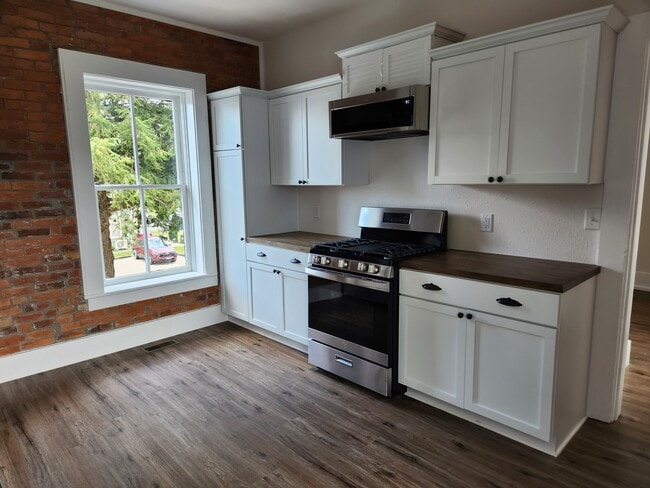 Kitchen - 615 Summer St