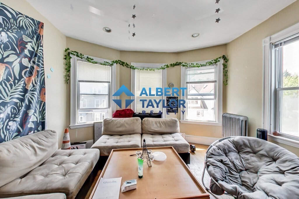 Building Photo - 47 Hillside St