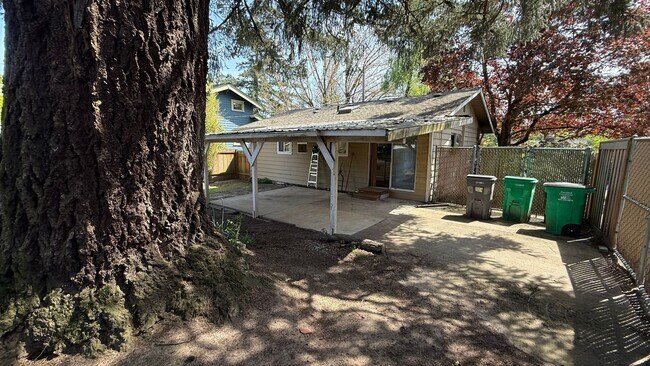 Building Photo - 2 bedroom Charming Single Family Home Multnomah Village Video Attached.