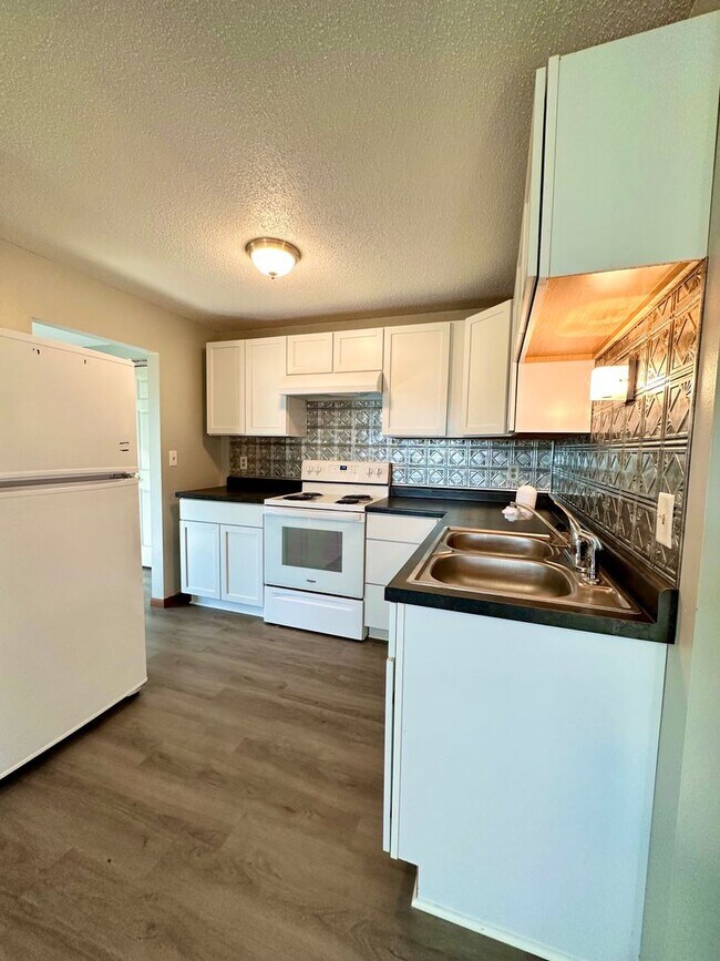 Building Photo - Updated 2 Bedrooms - Leonard North Dakota Rental