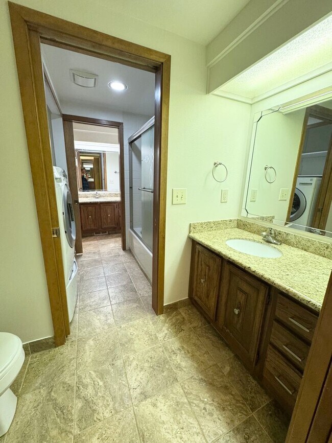 Building Photo - Spacious condo with 2 parking spaces included