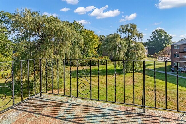 Building Photo - 35 Fernview Ave