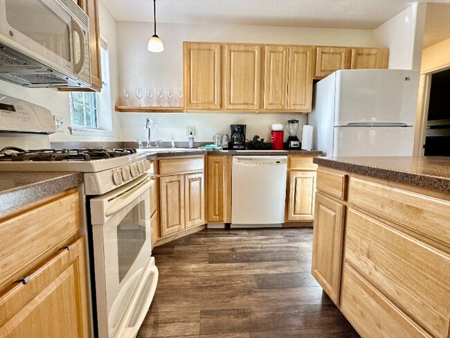 Building Photo - 12 River Falls Dr