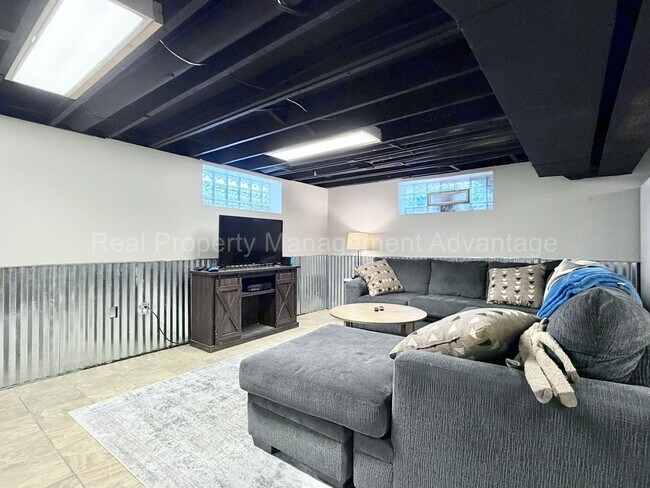 Building Photo - 3 Bed/2.5 Bath - Cape Cod Charm with Modern Comforts Throughout