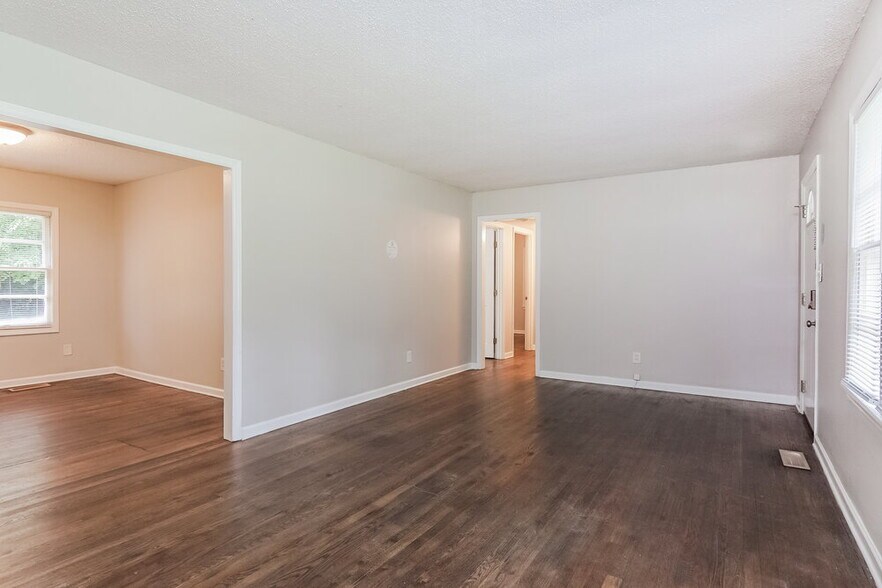 Building Photo - 812 Nelson Dr