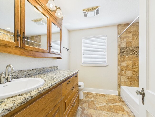 Building Photo - Adorable Bunglow