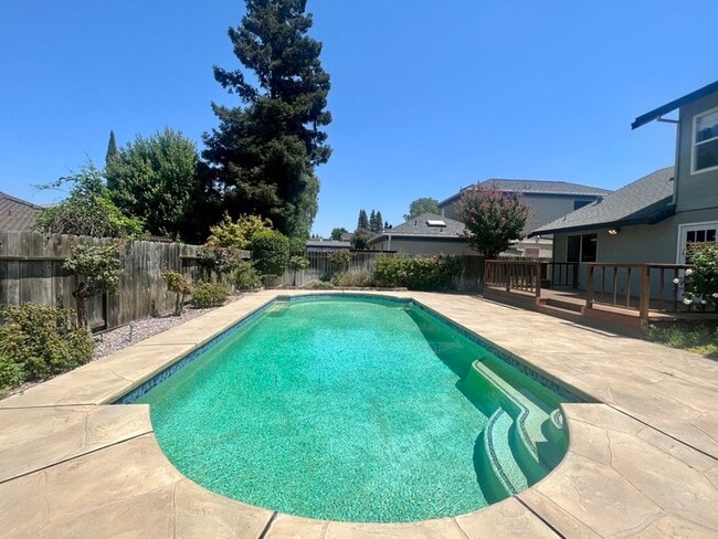 Building Photo - 1305 Manzano Way