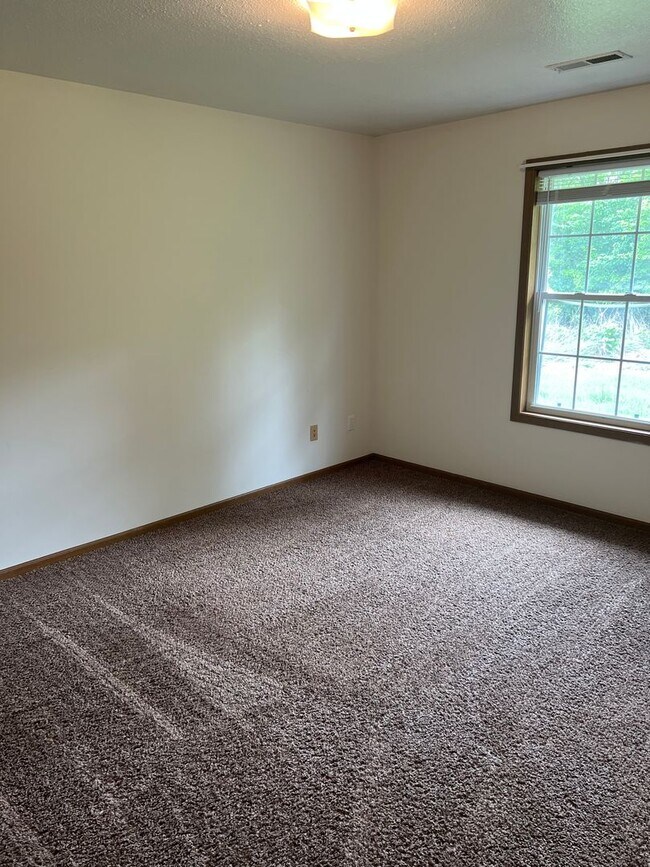 Building Photo - 2626 E Oakbrook Dr