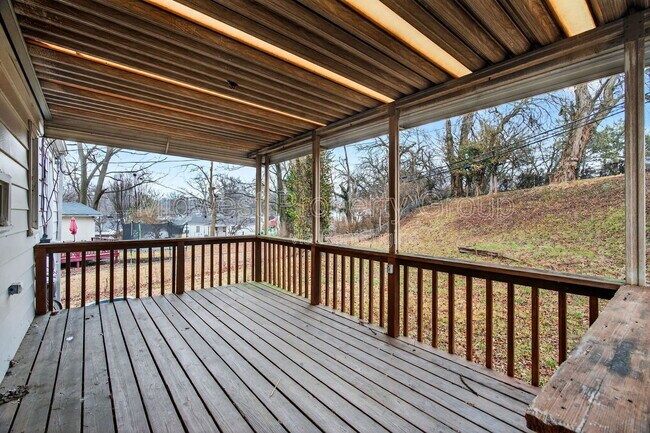 Building Photo - 1015 Avant Dr