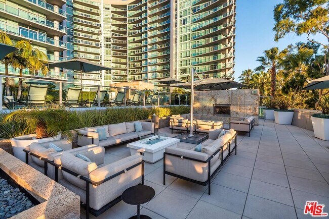 Building Photo - 13650 Marina Pointe Dr