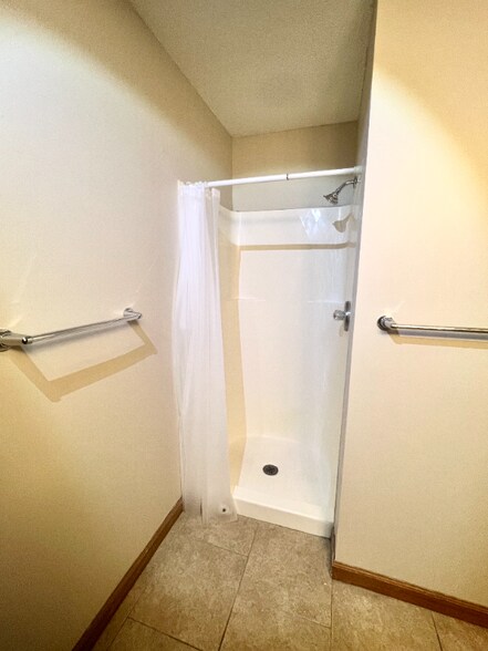 Building Photo - 5120 Emerald Dr