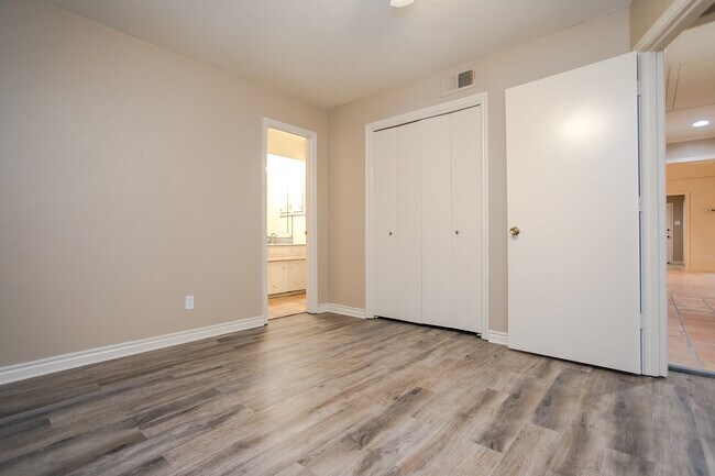 Building Photo - 10660 Pagewood Dr