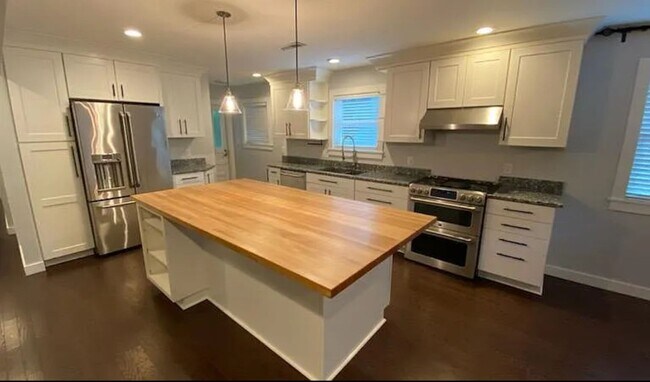 Building Photo - Charming All-Brick 2 Bedroom, 2 Bath Home ...