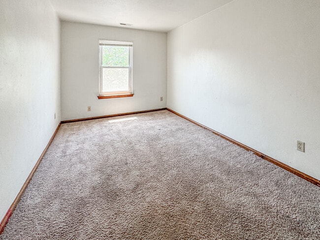 Building Photo - Charming 3 Bedroom, 1.5 Bathroom Townhome in Kempsville