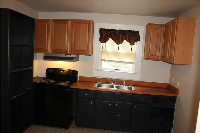 Building Photo - 360 S Ann St