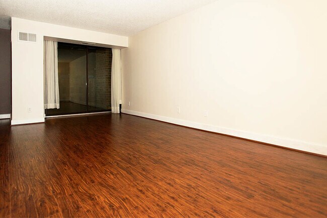 Building Photo - Large 2br/2ba - All utilities included in rent