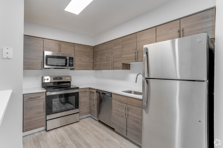 1BR, 1BA - 905SF - Kitchen - Whitney Apartments