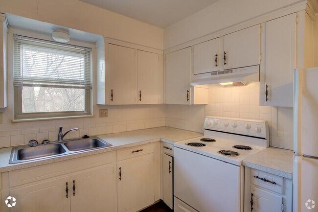 Building Photo - 1415 W Maple Ave