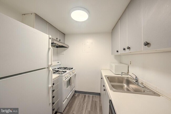 Building Photo - 1300 Army Navy Dr