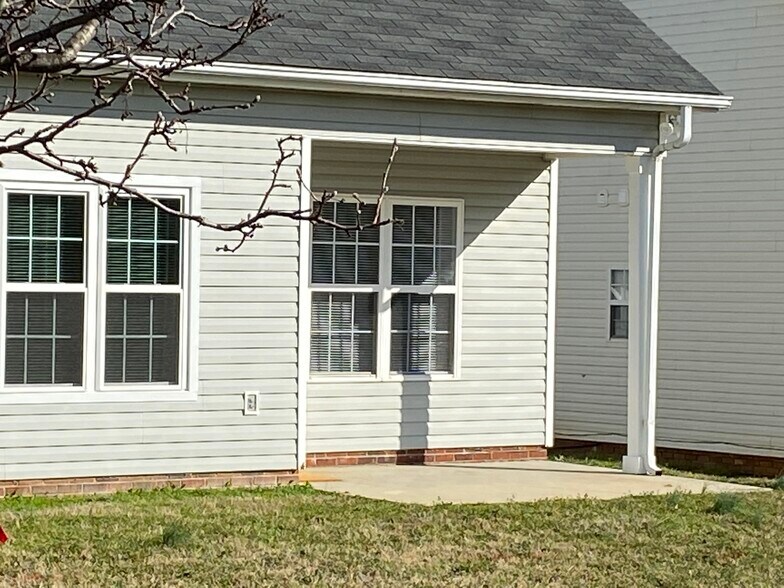 Peaceful backyard porch with unobstructed views of pond! - 1914 Conifer Cir