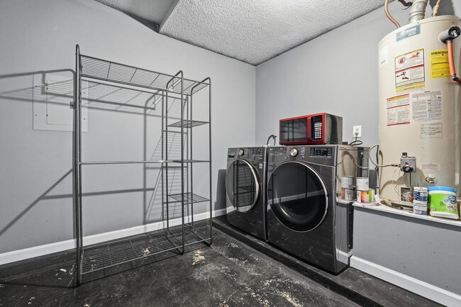 Building Photo - New rental move in ready! 4 bedrooms | 2 bathooms