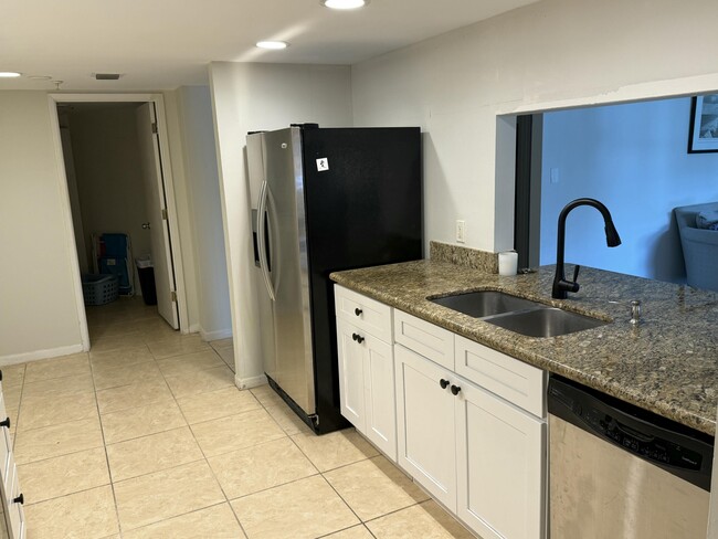 Building Photo - 950 Lavers Cir