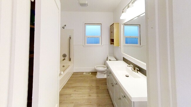 Building Photo - 3 Bed, 2 Bath House Minutes from Downtown Bellingham!