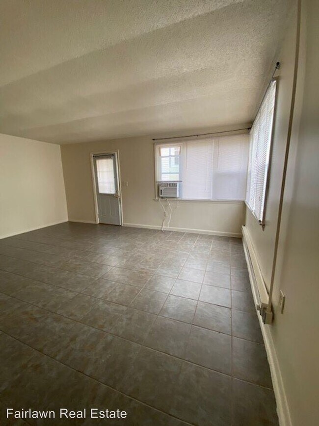 Building Photo - Studio, 1 bath Apartment - 1512 W. Healey St.