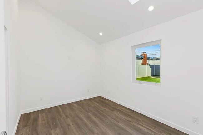 Building Photo - 620 N Cambridge St