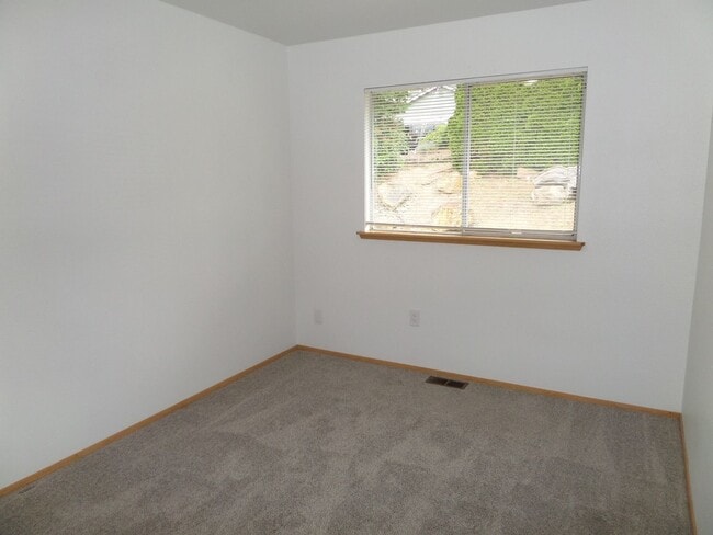 Building Photo - Great 3-Bedroom Duplex in North Tacoma - T...