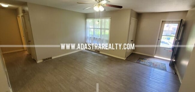 Building Photo - Spacious Shawnee Duplex-Available NOW!!