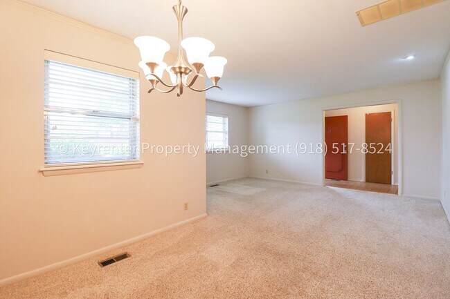Building Photo - LARGE | 3 Bed | 2 Bath | Midtown Tulsa