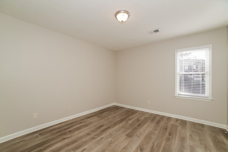 Building Photo - 5690 Roundelay Way