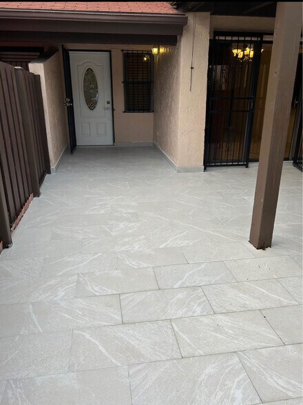 Entrance/terrace - 495 W Park Dr