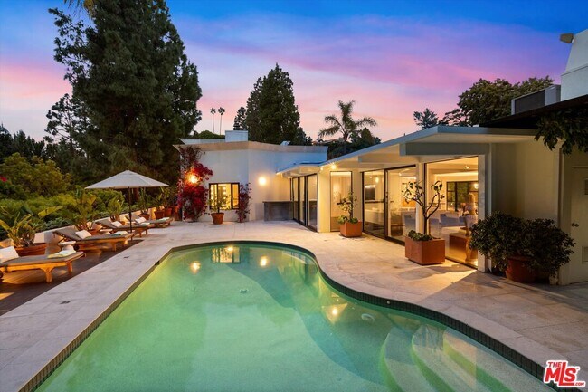 Building Photo - 2328 San Ysidro Dr