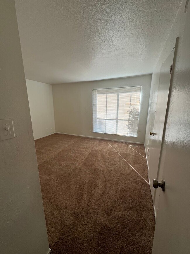 Building Photo - 3bd/2ba First Floor Unit