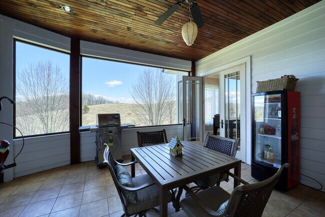 Building Photo - 137 N Ridge Ln