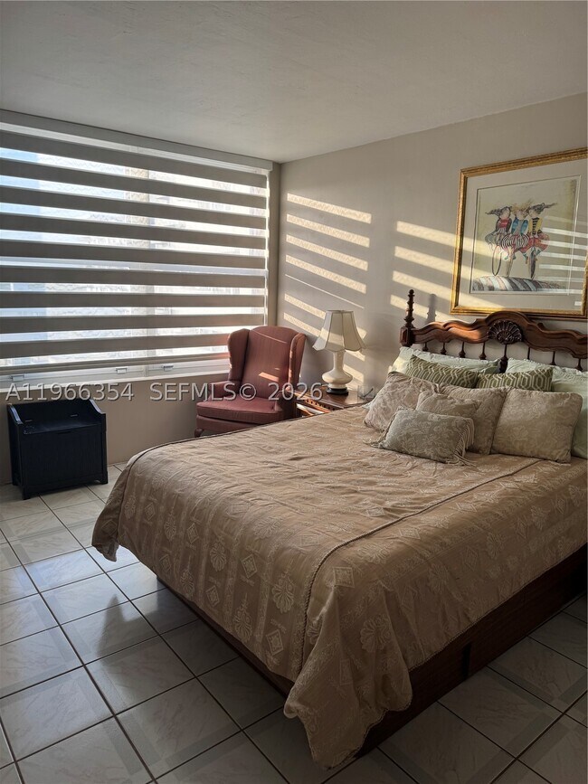 Building Photo - 2899 Collins Ave