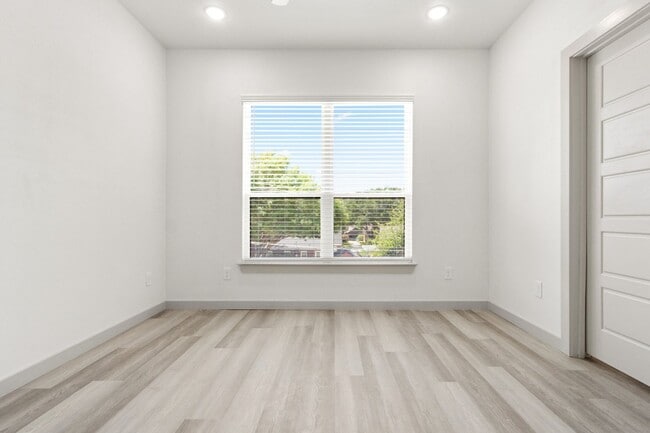 Building Photo - * MOVE IN SUMMER 7/31/2027 * 5 Bed 5.5 Bath Lubbock 1 Block to The TCU Neeley Building